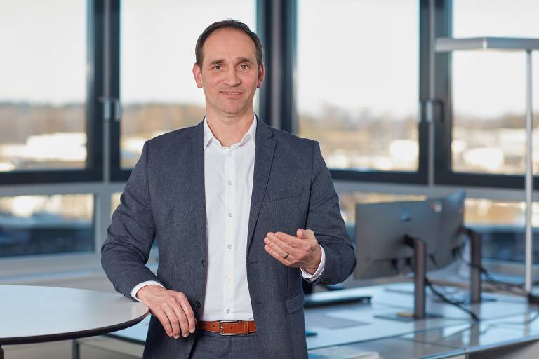 Dipl.-Wirt.-Ing. Marco Heck, Geschäftsführer der Escha Gruppe, zeigt sich zufrieden mit der Entwicklung des Unternehmens und blickt positiv ins Jahr 2023. (Bild: Escha GmbH & Co. KG)
