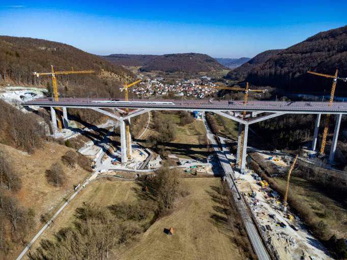 Die Doppelbrücke über das Filstal in Süddeutschland ist Teil des Abschnitts Stuttgart-Ulm der europäischen Hochgeschwindigkeits-Bahnstrecke zwischen Paris, München, Wien, Bratislava und Budapest.