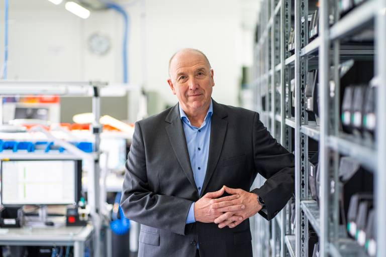 Geschäftsführer Dr.-Ing. Ulrich Kienitz in der hauseigenen Produktionsabteilung bei Optris.