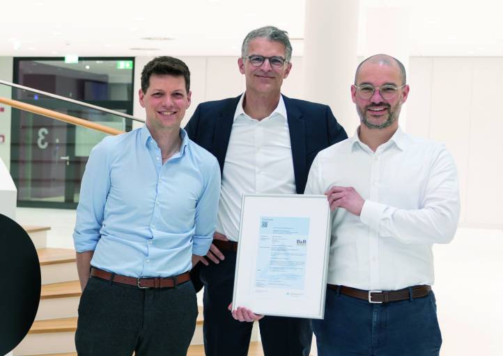 Ein Meilenstein für mehr zertifizierte OT-Sicherheit bei B&R: Florian Schneeberger (CTO, Mitte) sowie Robert Fuchs (rechts) und Gregor Auer (links) vom Cybersecurity-Team präsentieren das Zertifikat. (Bild: B&R Industrial Automation)