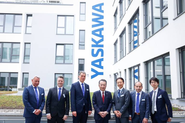 Die neue Unternehmenszentrale von Yaskawa Europe in Hattersheim bei Frankfurt/Main eröffneten u. a. Masahiro Ogawa, President & CEO Yaskawa Electric Corporation (4. von links), Bruno Schnekenburger, Chairman Yaskawa Holding (3. v. l.), und Marcus Mead, President Yaskawa Europe GmbH (2. v. l.).