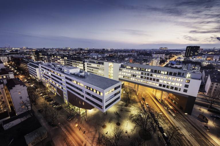 Die FH Technikum Wien ist Österreichs Fachhochschule für Technik und Digitalisierung. Seit ihrer Gründung im Jahr 1994 hat sie 15.000 Absolvent*innen hervorgebracht. Aktuell werden 4.500 Studierende in 28 Bachelor- und Master-Studiengängen zu Spitzenkräften für die Wirtschaft ausgebildet.