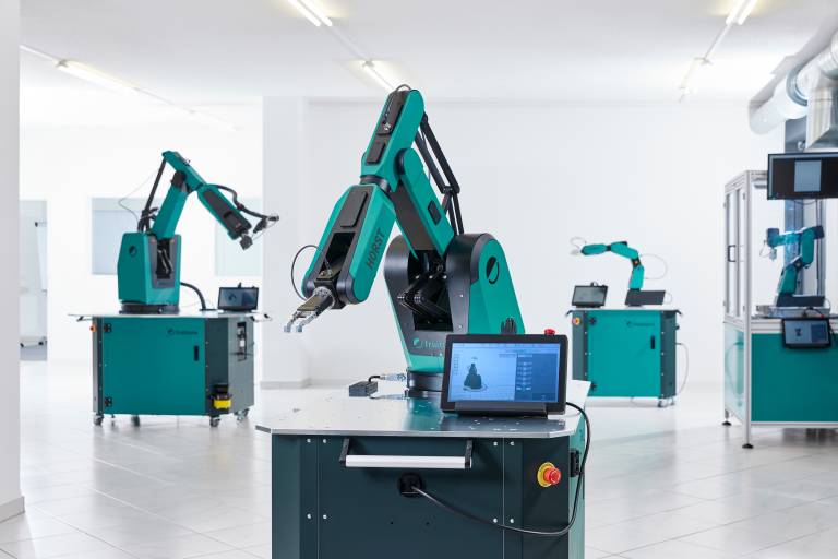 Auf der automatica 2023 präsentiert fruitcore robotics sein Portfolio an intelligenten Automatisierungslösungen und Digital Robots. Im Mittelpunkt stehen zwei Innovationen: HORST1000, der neueste Digital Robot von fruitcore robotics, und das neue KI-gestützte Betriebssystem. 