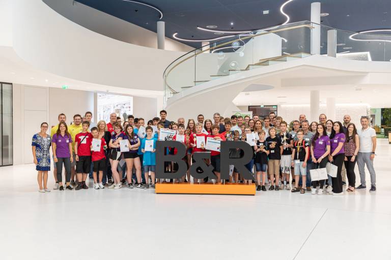 Kinder und Jugendliche aus drei Bundesländern sind bei B&R in Eggelsberg zum Österreich-Finale der Weltroboterolympiade angetreten. (Bilder: B&R)