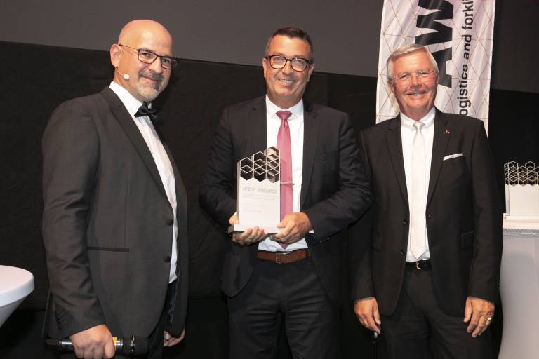 IFOY 2023 – In der Kategorie „Intralogistics Software“ ging der begehrte Award nach Linz zur DS Automotion. (Bild: IFOY / RS MEDIA WORLD)
