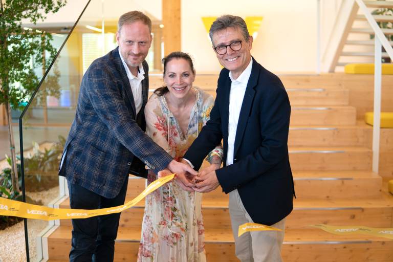 Markus Kniesel (links) und Isabel Grieshaber, Geschäftsleitung der Vega Grieshaber KG, eröffnen mit Carlos Montala, Geschäftsführer von Vega Instrumentos, das neue Gebäude in Spanien.