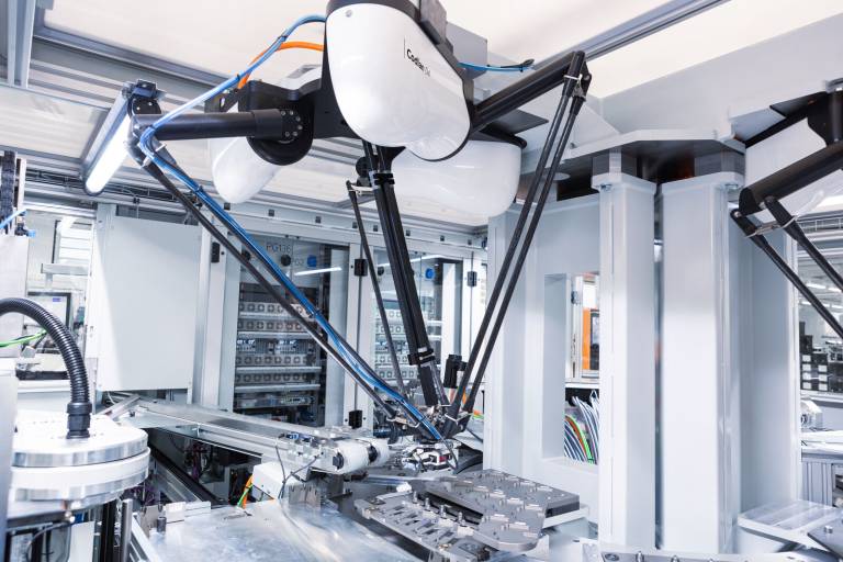 Die offene Robotermechanik von Codian kann mit jeder beliebigen Steuerungsplattform kombiniert werden und kommt bei präzisen Pick-and-place-Anwendungen zum Einsatz, beispielsweise bei der Verpackung von Kosmetika. (Bild: B&R Industrial Automation)