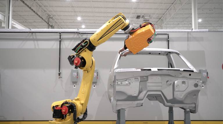 Perfekte Zusammenarbeit: Fanuc und Volvo Cars haben einen globalen Vertrag über die Lieferung von Robotern unterschrieben.