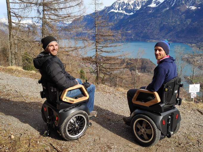 Mit einem Hoss Mobility kann man selbst in den Bergen und im Schnee noch sicher Rollstuhl fahren, was vor allem am Antrieb auf nur einer Achse liegt. Auf trockenem Asphalt liegt die Geschwindigkeit bei 15 km/h, wobei eine Akkuladung für bis zu 60 Kilometer ausreicht. (Bild: Hoss Mobility GmbH)