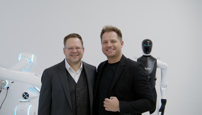 Jens Fabrowsky (li.) ist neu an Bord bei Neura Robotcs und Firmengründer David Reger freut sich (re.)