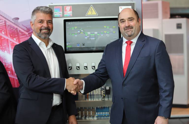 Sebastian Seitz, CEO Eplan (re.) und Andreas Leitner, Geschäftsführer der Evon GmbH, besiegelten auf der SPS in Nürnberg die neue Technologiepartnerschaft im Rahmen des Eplan Partner Networks.