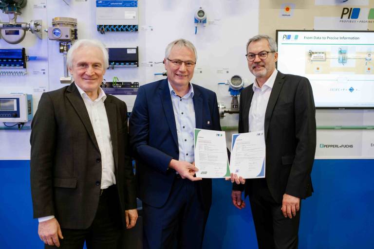 Auf der SPS im November wurde das erste Ethernet-APL-Zertifikat für den iTEMP Temperaturtransmitter von Endress + Hauser an Harald Müller überreicht. (v. l. n. r: Peter Wenzel (PI), Harald Müller (E+H), Xaver Schmidt (PI))