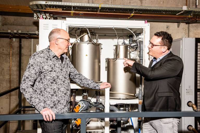 Nachhaltigkeit ist Firmeninhaber Martin Krämer (links) ein echtes Anliegen. Die neue Lasergeneration Eco Cooler von Trumpf passt ins Konzept. Da musste Trumpf-Produktmanager Fabian Staib (rechts) keine große Überzeugungsarbeit leisten.