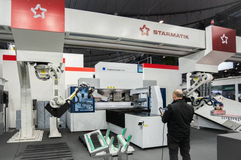 Bei der Automatisierung von Starmatik be- und entladen zwei Roboter die TruBend Center 7020 simultan. 
