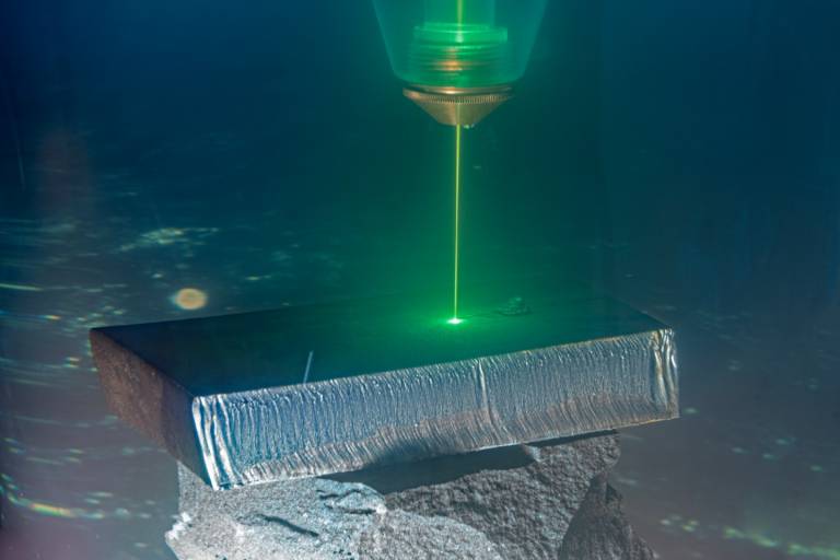Ein besonders kurzwelliger grüner Laser, dessen Schneidfähigkeit auch im Wasser gegeben ist, soll im Meer Stahl und Metalle zerteilen. Das Fraunhofer IWS hat eine Lösung erforscht und entwickelt, die bereits im Labor funktioniert. (Bild: Fraunhofer IWS)