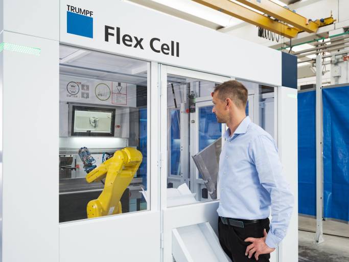 Mit wenigen Handgriffen lässt sich die Flex Cell an die TruBend 7050 andocken. So lässt sich die hochproduktive Biegemaschine automatisiert bedienen.
