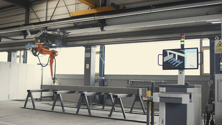 Mit der neuen Roboteranlage werden unterschiedliche Bauteile für den Stahl- und Metallbau geschweißt.  