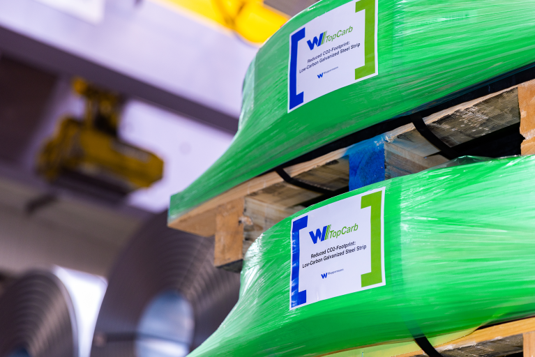 Wuppermann bietet seinen Kunden mit WTopCarb Stahlprodukte mit niedrigerem CO₂-Fußabdruck mit entsprechendem Zertifikat an.