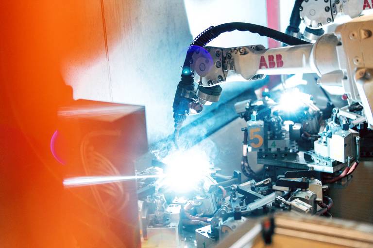Multi-move Roboterzellen werden bei der Fließfertigung von Offroad-Rahmen eingesetzt. Pro Schicht können damit pro Modell 75 Stück statt bisher 20 Stück produziert werden.