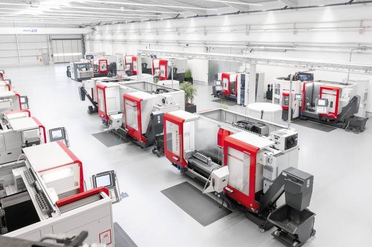 15 CNC-Bearbeitungszentren, zum Teil mit angebundener Automation werden auf der Hedelius Hausausstellung am 22. bis 23. März unter Span zu sehen sein.