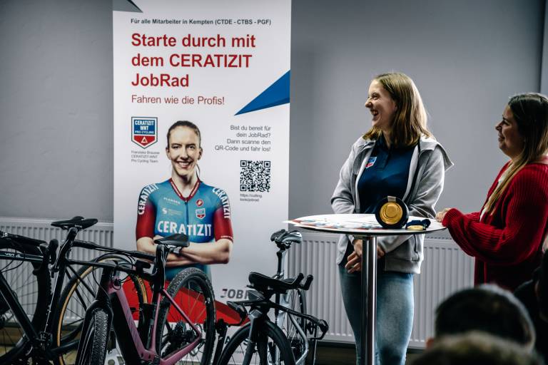 Bereits im März stellte Ceratizit das JobRad-Angebot seinen Mitarbeitenden vor. Olympiasiegerin Franziska Brauße war beim Roll-Out in Kempten mit dabei und warb für den Radsport. 