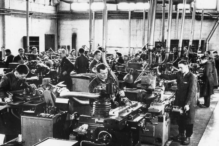 Sandvik begann Hartmetallwerkzeuge zu entwickeln und zu produzieren – die Marke Sandvik Coromant wurde 1942 mit dem Ziel gegründet, moderne Zerspanungswerkzeuge aus Hartmetall anzubieten.