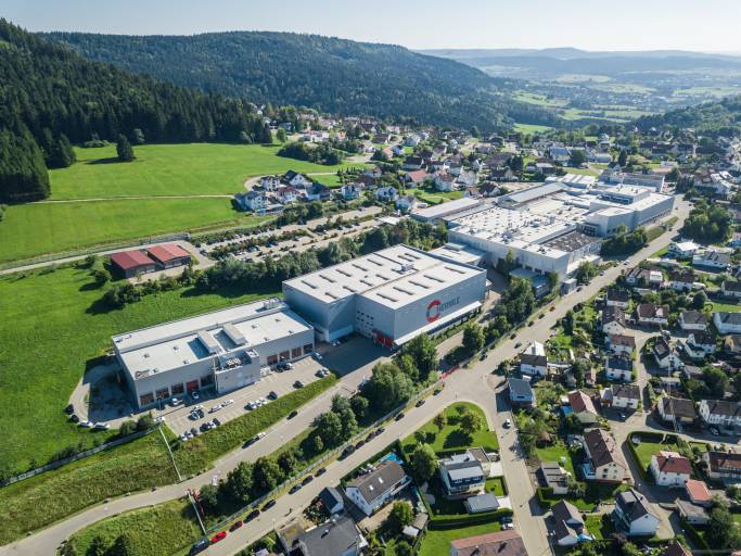 Hermle wächst 2022 mit Automationslösungen: Der Konzernumsatz steigt um 26 % auf 474 Mio. Euro.