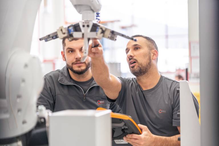 Kernthemen des Werkzeugmaschinenherstellers aus Gosheim auf der EMO sind die Digitalisierung in Verbindung mit der Automation. (Bild: Maschinenfabrik Berthold Hermle AG)