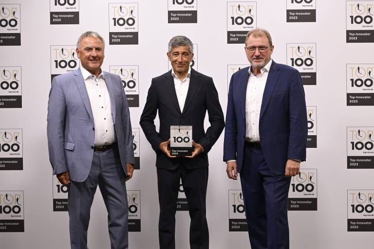 Ranga Yogeshwar gratulierte der Zecha Hartmetall-Werkzeugfabrikation GmbH aus Königsbach-Stein zu ihrer Auszeichnung mit dem TOP 100-Siegel. 
