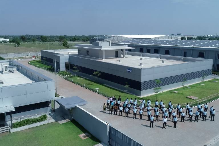 Luftaufnahme vom neuen Firmenareal in Coimbatore mit (v.l.n.r.) Empfangsgebäude, Verwaltungsgebäude und Produktionshalle. (Bilder: Mapal)