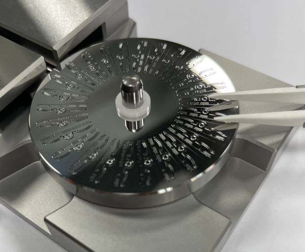Bei der Herstellung und Montage von hochpräzisen Uhrenkomponenten und Werkzeugen sorgt das Schneidöl SintoCut PE-B von oelheld für einen stabilen Fertigungsprozess.