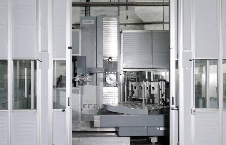 Die Horizontal-Bohr- und Fräsmaschinen der T-Serie in Tischausführung sind optimal auf die effektive Mehrseitenbearbeitung von mittelschweren Werkstücken ausgelegt.
