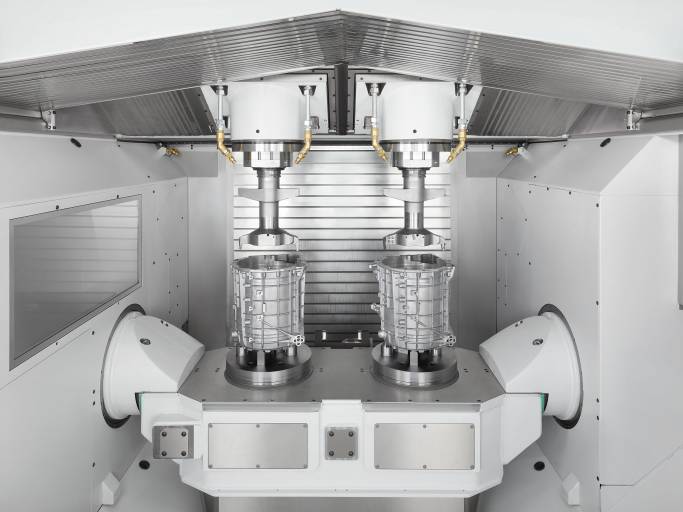 Ein Highlight von Chiron auf der EMO Hannover 2023: Die DZ 22 S mill turn im Livebetrieb bei der Bearbeitung von E-Motorengehäusen.  