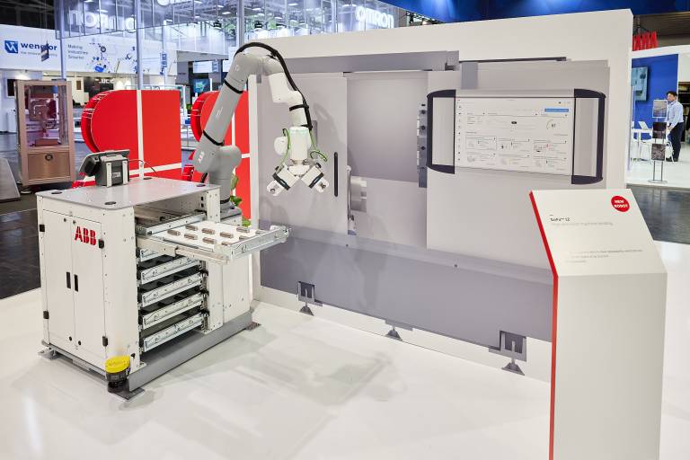 ABB zeigte auf der EMO in Hannover eine neue Lösung für die kollaborative Maschinenbeschickung. Teil des neuen Lösungsangebots ist der kürzlich vorgestellte, kollaborative Roboter GoFa 12.