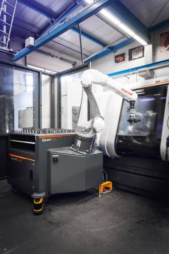 Das Garant Automation Beladesystem Basic besteht aus einem Industrieroboter auf einer Garant Plattform. Der Roboter wird über ein eigens dafür entwickeltes Garant Human Machine Interface (HMI) gesteuert.