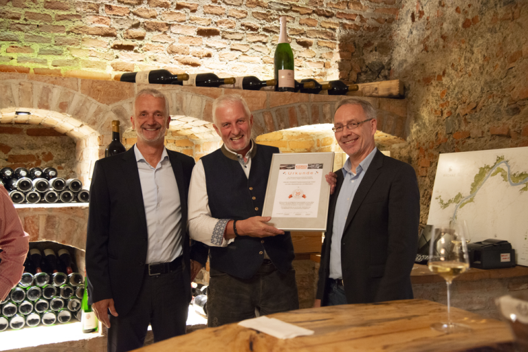 Niederlassungsleiter Josef Kröll (Mitte) sowie Gerhard Knienieder (li.) und Thomas Pompe (beide Geschäftsleitung Deutschland) bedankten beim Team vom Standort Emuge-Franken Österreich.