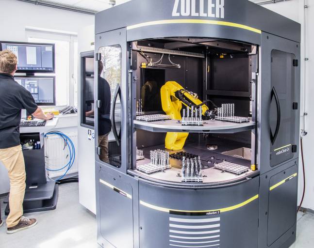 Seit Jänner 2023 setzt Meiseleder auf eine vollautomatisierte Qualitätssicherung: Die roboSet 2 inklusive der neuesten Messmaschine der genius-Baureihe von Zoller sorgt für eine 100 %-Kontrolle aller Präzisionswerkzeuge.