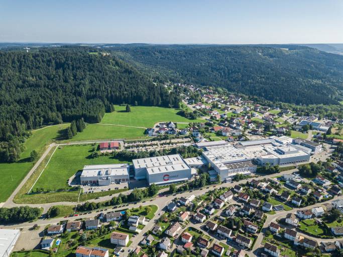Die Maschinenfabrik Berthold Hermle AG entwickelte sich im ersten Halbjahr 2023 etwas besser als erwartet: Der Konzernumsatz des schwäbischen Automations- und Werkzeugmaschinenspezialisten erhöhte sich gegenüber dem entsprechenden Vorjahreszeitraum um 24,2 % auf 261,0 Mio. Euro (Vj. 210,2 Mio. Euro).