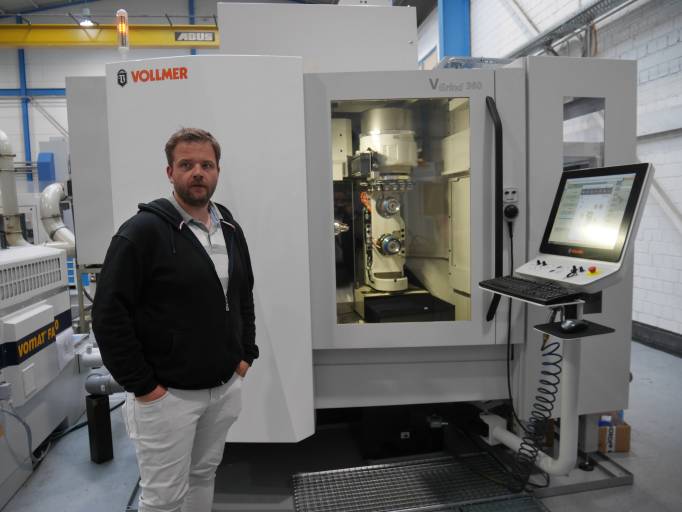 „Vollmer beweist eindrucksvoll, dass der Begriff ,Familienunternehmen‘ keine leere Phrase ist“, sagt Dr.-Ing. Timo Bathe, Geschäftsführer der InduGrind GmbH, der die neue Vollmer Maschine VGrind 360 in seine industrielle Werkzeugfertigung integriert.

