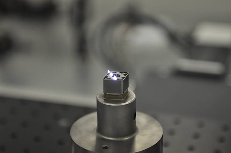 Hier bearbeitet die Kern Femto E 3 einen Wolframcarbid- Pressstempel zur Herstellung von Wendeschneidplatten. Dabei werden Genauigkeiten von ±3 µm und besser erreicht.