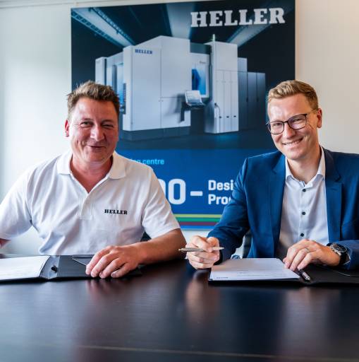 HELLER CEO Dr. Thorsten Schmidt und Walter President Christoph Geigges unterzeichnen die Vereinbarung zur Technologie- und Entwicklungspartnerschaft.