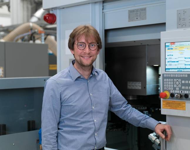 Jannik Röttger wechselte kürzlich von der RWTH Aachen als neuer Leiter Technologie Schleifen zur Emag Maschinenfabrik. Der Schleifexperte leitet zudem die Schleiftagung in Stuttgart-Fellbach.
(Bild: Emag)
