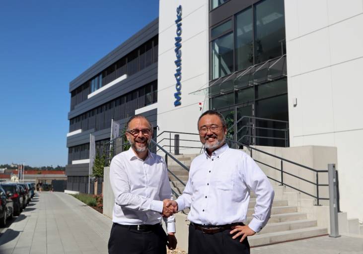 Yavuz Murtezaoglu, Gründer und Geschäftsführer von ModuleWorks (links) und Yoshihiro Oniuda, Senior Manager der DX Promotion Project Group bei Mitsubishi Electric vereinbaren die Partnerschaft am Hauptsitz von ModuleWorks in Aachen, Deutschland.