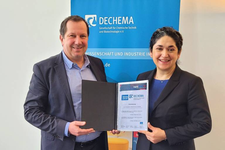 Dr. Özlem Weiss, Geschäftsführerin der Expertants GmbH, und Dr. Andreas Förster, Geschäftsführer bei Dechema, präsentieren die Kooperation zwischen Dechema und Messe Erfurt.
