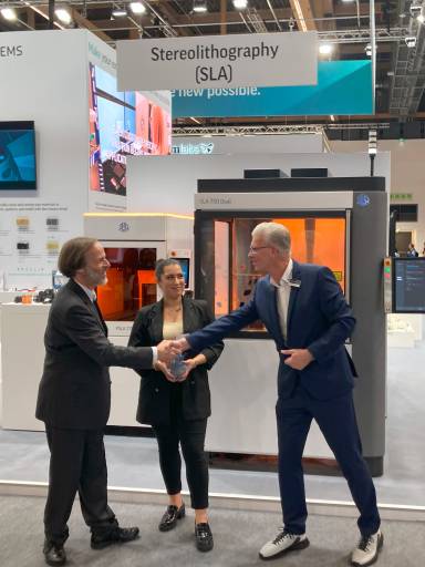 Frank Cremer, 3D-Systems (rechts), gratuliert Sena Gün und Thomas Lück, cirp, zur neuen Anlage.