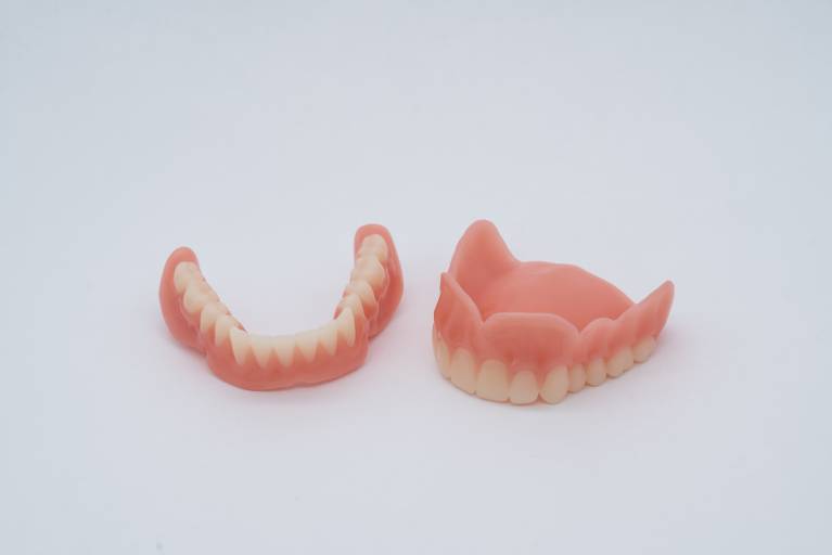 Einzigartige Dentalmaterialien ermöglichen die Herstellung hochwertiger monolithische Prothesen, die schöne Ästhetik mit herausragender Leistung kombinieren und so eine marktführende Prothesenlösung schaffen.