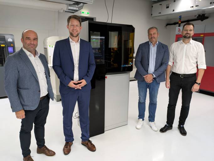 1zu1 setzt auf das topmoderne 3D-Drucksystem des österreichischen Anbieters Cubicure. Im Bild (v.l.): Thomas Kohler, CEO 1zu1, Markus Kury, Chief Product Officer Cubicure GmbH, Jan Löfving, CEO Prototal Industries und Christian Humml, Betriebsleiter 1zu1. 