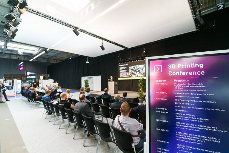 Die Vorträge der 3D Printing Conference, die auf der Bühne im Ausstellungsbereich gehalten werden, sind allen Messebesuchern, Ausstellern und Konferenzteilnehmern zugänglich.
