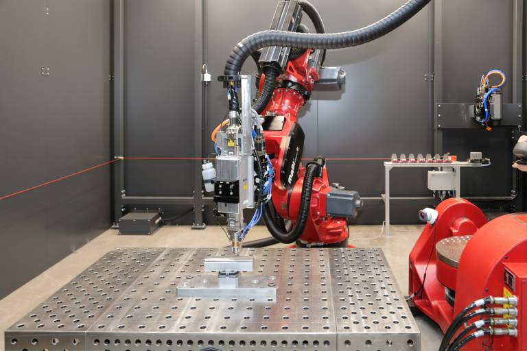 In der Roboterzelle kann über den LMD-Auftragskopf additiv gefertigt werden. Auch die Bearbeitung sehr großer Bauteile ist dabei möglich.