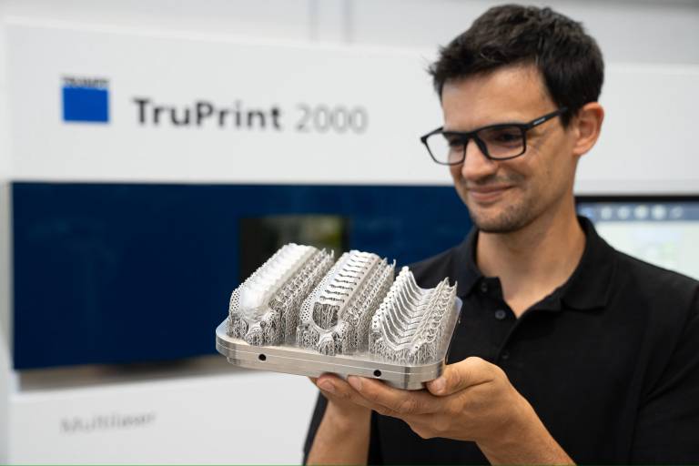 Die TruPrint 2000 ist mit ihrem bis zu 500 Watt starken Laser und ihrer quadratischen Bauplatte für die Massenproduktion ausgelegt.